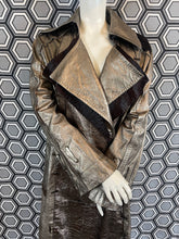 Charger l'image dans la galerie, Incroyable manteau en cuir métallisé doré Salvatore Ferragamo taille 38