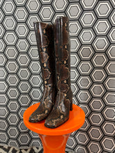 Charger l'image dans la galerie, Paire de bottes en cuir façon python neuves Free Lance pointure 36