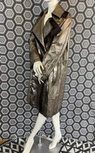 Charger l'image dans la galerie, Incroyable manteau en cuir métallisé doré Salvatore Ferragamo taille 38