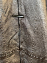 Charger l'image dans la galerie, Incroyable manteau en cuir métallisé doré Salvatore Ferragamo taille 38