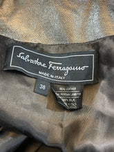 Charger l'image dans la galerie, Incroyable manteau en cuir métallisé doré Salvatore Ferragamo taille 38