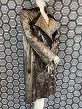 Charger l'image dans la galerie, Incroyable manteau en cuir métallisé doré Salvatore Ferragamo taille 38