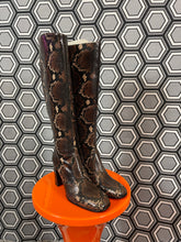 Charger l'image dans la galerie, Paire de bottes en cuir façon python neuves Free Lance pointure 36