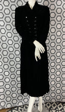 Charger l'image dans la galerie, Manteau en velours Armand Ventilo taille 40