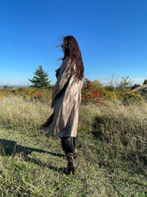 Charger l'image dans la galerie, Incroyable manteau en cuir métallisé doré Salvatore Ferragamo taille 38