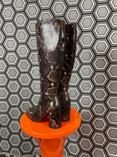 Charger l'image dans la galerie, Paire de bottes en cuir façon python neuves Free Lance pointure 36