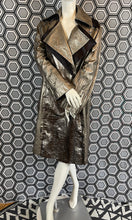 Charger l'image dans la galerie, Incroyable manteau en cuir métallisé doré Salvatore Ferragamo taille 38