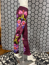 Charger l'image dans la galerie, Incroyable pantalon strass Gai Mattiolo taille 38