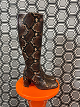 Charger l'image dans la galerie, Paire de bottes en cuir façon python neuves Free Lance pointure 36