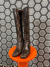 Charger l'image dans la galerie, Paire de bottes en cuir façon python neuves Free Lance pointure 36