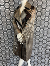 Charger l'image dans la galerie, Incroyable manteau en cuir métallisé doré Salvatore Ferragamo taille 38