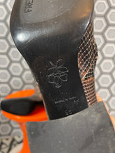Charger l'image dans la galerie, Paire de bottes en cuir façon python neuves Free Lance pointure 36