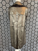 Charger l'image dans la galerie, Incroyable manteau en cuir métallisé doré Salvatore Ferragamo taille 38