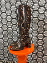 Charger l'image dans la galerie, Paire de bottes en cuir façon python neuves Free Lance pointure 36