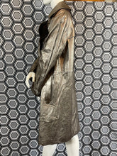 Charger l'image dans la galerie, Incroyable manteau en cuir métallisé doré Salvatore Ferragamo taille 38