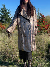 Charger l'image dans la galerie, Incroyable manteau en cuir métallisé doré Salvatore Ferragamo taille 38