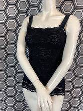 Charger l'image dans la galerie, Haut en dentelle Dolce & Gabbana taille 36