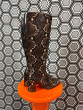 Charger l'image dans la galerie, Paire de bottes en cuir façon python neuves Free Lance pointure 36