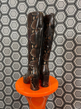 Charger l'image dans la galerie, Paire de bottes en cuir façon python neuves Free Lance pointure 36