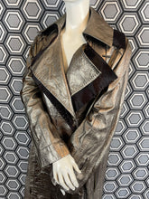 Charger l'image dans la galerie, Incroyable manteau en cuir métallisé doré Salvatore Ferragamo taille 38