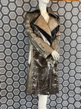 Charger l'image dans la galerie, Incroyable manteau en cuir métallisé doré Salvatore Ferragamo taille 38