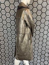 Charger l'image dans la galerie, Incroyable manteau en cuir métallisé doré Salvatore Ferragamo taille 38