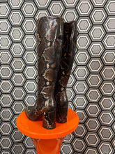 Charger l'image dans la galerie, Paire de bottes en cuir façon python neuves Free Lance pointure 36