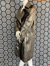 Charger l'image dans la galerie, Incroyable manteau en cuir métallisé doré Salvatore Ferragamo taille 38