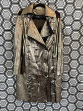 Charger l'image dans la galerie, Incroyable manteau en cuir métallisé doré Salvatore Ferragamo taille 38