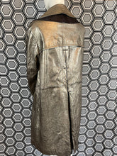 Charger l'image dans la galerie, Incroyable manteau en cuir métallisé doré Salvatore Ferragamo taille 38