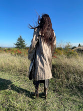 Charger l'image dans la galerie, Incroyable manteau en cuir métallisé doré Salvatore Ferragamo taille 38