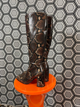 Charger l'image dans la galerie, Paire de bottes en cuir façon python neuves Free Lance pointure 36