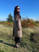 Charger l'image dans la galerie, Incroyable manteau en cuir métallisé doré Salvatore Ferragamo taille 38