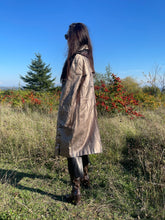 Charger l'image dans la galerie, Incroyable manteau en cuir métallisé doré Salvatore Ferragamo taille 38