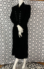 Charger l'image dans la galerie, Manteau en velours Armand Ventilo taille 40