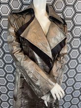 Charger l'image dans la galerie, Incroyable manteau en cuir métallisé doré Salvatore Ferragamo taille 38