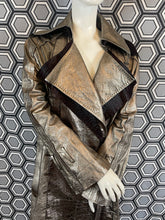 Charger l'image dans la galerie, Incroyable manteau en cuir métallisé doré Salvatore Ferragamo taille 38