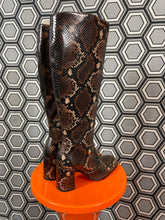 Charger l'image dans la galerie, Paire de bottes en cuir façon python neuves Free Lance pointure 36