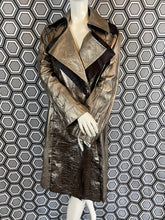 Charger l'image dans la galerie, Incroyable manteau en cuir métallisé doré Salvatore Ferragamo taille 38