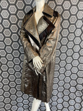 Charger l'image dans la galerie, Incroyable manteau en cuir métallisé doré Salvatore Ferragamo taille 38