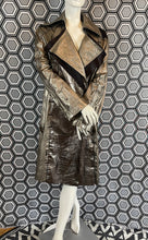 Charger l'image dans la galerie, Incroyable manteau en cuir métallisé doré Salvatore Ferragamo taille 38