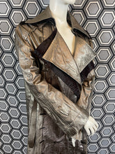 Charger l'image dans la galerie, Incroyable manteau en cuir métallisé doré Salvatore Ferragamo taille 38