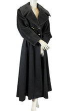 Charger l'image dans la galerie, Manteau Paco Rabanne gros pailleté taille 38