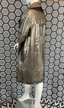 Charger l'image dans la galerie, Incroyable manteau en cuir métallisé doré Salvatore Ferragamo taille 38