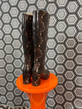 Charger l'image dans la galerie, Paire de bottes en cuir façon python neuves Free Lance pointure 36