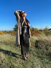 Charger l'image dans la galerie, Incroyable manteau en cuir métallisé doré Salvatore Ferragamo taille 38