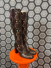 Charger l'image dans la galerie, Paire de bottes en cuir façon python neuves Free Lance pointure 36