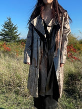 Charger l'image dans la galerie, Incroyable manteau en cuir métallisé doré Salvatore Ferragamo taille 38