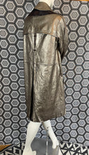 Charger l'image dans la galerie, Incroyable manteau en cuir métallisé doré Salvatore Ferragamo taille 38