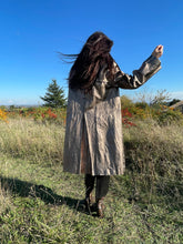 Charger l'image dans la galerie, Incroyable manteau en cuir métallisé doré Salvatore Ferragamo taille 38